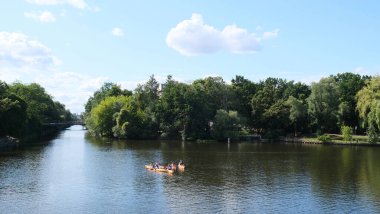 Berlin, Almanya, 20 Temmuz 2023, Landwehrkanal Lohmhuhlenstrasse 'den görüldüğü üzere Neukollner Schiffartskanal' ın kavşağında