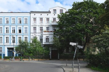 Berlin, Almanya, 12 Ağustos 2023, Fraenkelufer Erkelenzdamm 'ın köşesindeki Gruenderzeit binaları, Kreuzberg' in popüler yerleşim alanı..