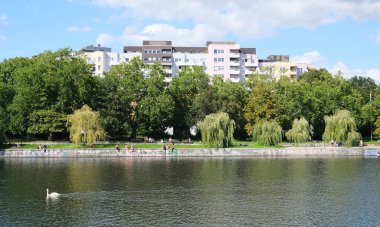 Berlin, Almanya, 10 Ağustos 2023, Landwehrkanal üzerinden Boecklerpark 'taki konutlara yaz manzarası