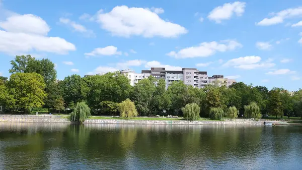 Berlin, Almanya, 11 Ağustos 2023, Landwehrkanal üzerinden Boecklerpark 'taki konutlara yaz manzarası