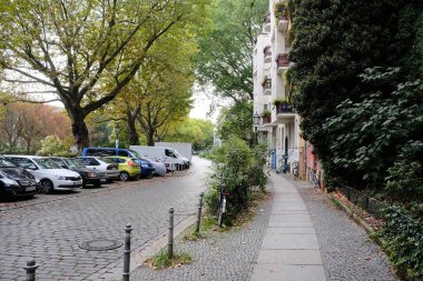 Berlin, Almanya, 12 Ekim 2023, Kreuzberg Frankelufer 'de sonbahar sahnesi.
