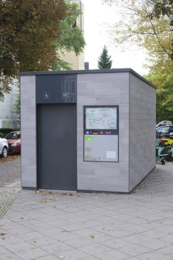 Berlin, Almanya, 12 Ekim 2023, Kreuzberg Planufer 'de umumi tuvalet.