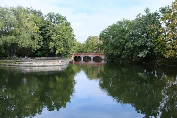 Berlin, Almanya, 12 Ekim 2023 Gorlitzer Parkı 'ndaki çelik plakadan yapılmış çocuklar için kaydırak..