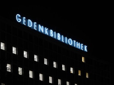 Berlin, Almanya, 29.12. 2023, Amerika Anıt Kütüphanesi 'nin üzerinde geceleri cephenin bazı parçalarıyla aydınlatılmış harfler.