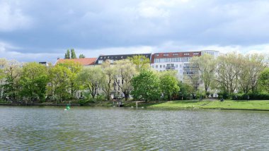 Berlin, Almanya, 19 Nisan 2024 Urbanhafen boyunca Planufer 'deki konut binalarının cephesine bakın.