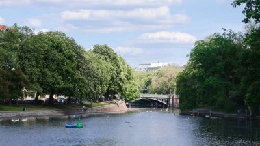 Berlin, Almanya, 6 Mayıs 2024 Landwehr Kanalı 'ndan Kreuzberg' deki Amiral Köprüsü 'ne bakın.