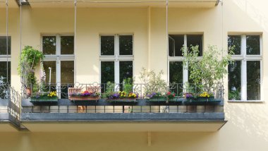 Berlin, Almanya, 21 Mayıs 2024, Balkon Kreuzberg 'deki eski bir binanın çiçek kutularıyla süslenmiş.