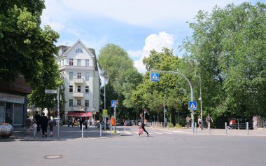 Berlin, Almanya, 26 Mayıs 2024, Neukolln Friedelstrasse köşesindeki sokak sahnesi Maybachufer, yaya geçidi ve yoldan geçenler