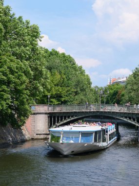 Berlin, Almanya, 2 Haziran 2024, Stern und Kreisschiffahrt keşif gemisi Landwehr Kanalı 'nda Kreuzberg' deki Amiral Köprüsü 'nün altından geçiyor.