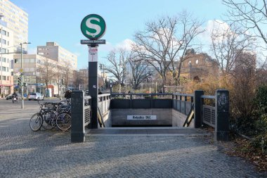 Berlin, Almanya, 1 Aralık 2024, Berlin-Schoneberg 'deki eski St. Matthew kilisesinin mezarlığı.