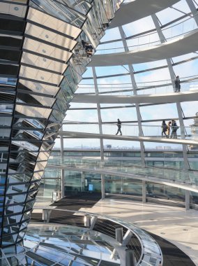 Berlin, Almanya, 8 Ocak 2025, Reichstag Kubbesi 'nin iç manzarası Sir Norman Foster tarafından yapıldı.