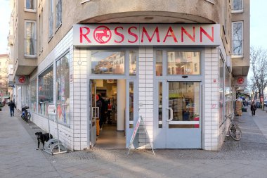 Berlin, Almanya, 13 Ocak 2025, Kottbuser Damm, Kreuzberg 'deki Rossmann mağazasının girişi.