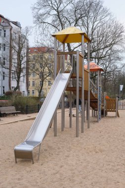 Berlin, Almanya, 23 Mart 2025 Kreuzberg 'deki Fontanepromenade' de çocuk parkında kayın.