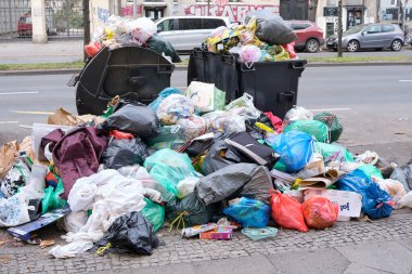 Berlin, Almanya, 23 Mart 2025, BSR uyarı grevinden sonra ev atıkları birikmiş.