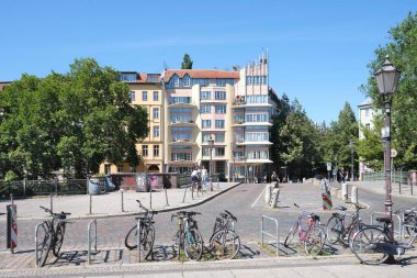 Berlin, Almanya, 30 Haziran 2025, Kreuzberg Amiralbrucke, arka planda Hinrich Baller tarafından tasarlanmış konut binası.