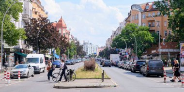 Berlin, Almanya, 18 Temmuz 2025, Kotttbusser Damm üzerinden Kreuzberg ve Neukolln arasındaki sınıra bakın..