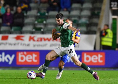 Plymouth Argyle (18) orta saha oyuncusu Finn Azaz (18), 25 Ekim 202 'de Plymouth Argyle ile Shrewsbury Town arasında oynanan Sky Bet 1 karşılaşmasında topu koruyor ve faul yapıyor.
