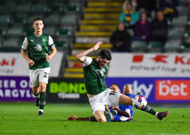 Plymouth Argyle (18) orta saha oyuncusu Finn Azaz (18), 25 Ekim 202 'de Plymouth Argyle ile Shrewsbury Town arasında oynanan Sky Bet 1 karşılaşmasında topu koruyor ve faul yapıyor.