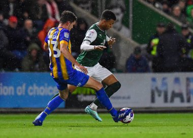 Plymouth Argyle forveti Morgan Whittaker (19), 25 Ekim 202 tarihinde İngiltere 'nin Plymouth kentinde oynanan Sky Bet 1 karşılaşmasında topu Shrewsbury Town defans oyuncusu Tom Flanagan' dan (33) koruyor.