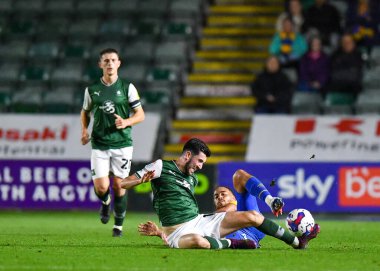Plymouth Argyle (18) orta saha oyuncusu Finn Azaz (18), 25 Ekim 202 'de Plymouth Argyle ile Shrewsbury Town arasında oynanan Sky Bet 1 karşılaşmasında topu koruyor ve faul yapıyor.