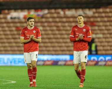 Barnsley 'den Liam Kitching ve Barnsley' den Mads Juel Andersen, 25 Ekim 2022 'de Oakwell, Barnsley, Birleşik Krallık' ta oynanan Sky Bet 1 karşılaşmasında kaybedilen taraftarları alkışladılar.