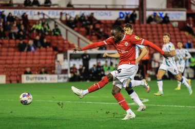 Barnsley 'den Devante Cole # 44, 25 Ekim 202' de Oakwell, Barnsley Lincoln City 'de oynanan Sky Bet 1 karşılaşmasında kalede şut çekiyor.
