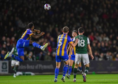 Shrewsbury Town defans oyuncusu Cheyenne Dunkley (22), 25 Ekim 202 'de İngiltere' nin başkenti Plymouth 'ta oynanan Sky Bet 1 karşılaşmasında topu orta sahaya sürdü.