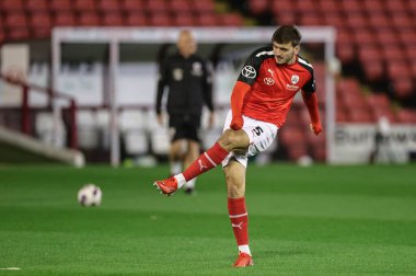 Liam Kitching # 5 of Barnsley maç öncesi ısınma sırasında Sky Bet 1 maçından önce Oakwell, Barnsley, Barnsley 'e karşı Lincoln City, Birleşik Krallık, 25 Ekim 202