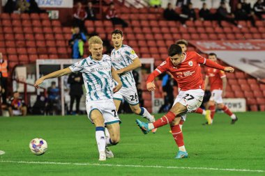 Barnsley 'den Jack Aitchison 25 Ekim 202' de Oakwell, Barnsley 'de oynanan 1. Gökyüzü İddia Ligi maçında kaleye sıkıştı.