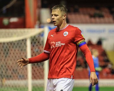 Barnsley 'li Mads Juel Andersen # 6 Gökkuşağı bağcıklarını takmış Kaptan Kol bandı. Sky Bet 1 maçı sırasında Barnsley, Lincoln City' ye karşı Oakwell, Barnsley, İngiltere, 25 Ekim 202