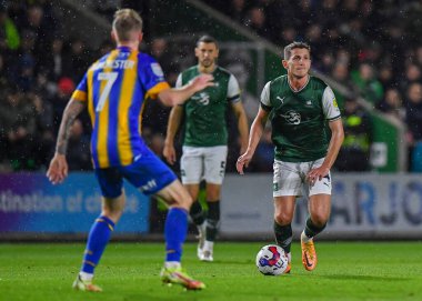 Plymouth Argyle orta saha oyuncusu Jordan Houghton (4), 25 Ekim 202 tarihinde İngiltere 'nin Plymouth, Plymouth kentinde oynanan Sky Bet 1 karşılaşmasında pas arıyor.