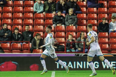 Lincoln City 'den Daniel Mandroiu 25 Ekim 202' de Oakwell, Barnsley, Lincoln City 'de oynanan Sky Bet 1 karşılaşmasında 0-1 kazanma hedefini kutluyor.
