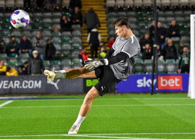 Plymouth Argyle kalecisi Michael Cooper (1), 25 Ekim 202 'de İngiltere' nin Plymouth kentinde oynanan Sky Bet 1 karşılaşmasında ısınma turunda Plymouth Argyle ile Shrewsbury Town karşılaşacak.