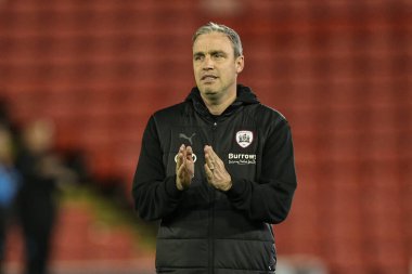 Maç öncesi ısınma öncesinde Barnsley FC 'nin Michael Duff teknik direktörü. 25 Ekim 202' de Oakwell, Barnsley, Birleşik Krallık 'ta oynanan Sky Bet 1 maçı öncesi ısınma.