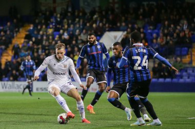 Elliott Nevitt # 20 of Tranmere Rovers Sky Bet Lig 2 karşılaşmasında elindeydi. Tranmere Rovers 'a karşı Prenton Park, Birkenhead, Birleşik Krallık, 25 Ekim 202