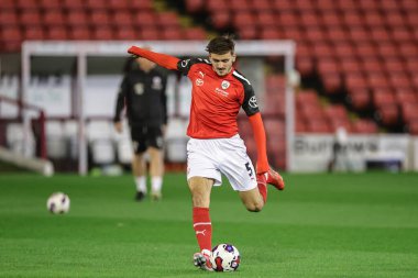 Liam Kitching # 5 of Barnsley maç öncesi ısınma sırasında Sky Bet 1 maçından önce Oakwell, Barnsley, Barnsley 'e karşı Lincoln City, Birleşik Krallık, 25 Ekim 202