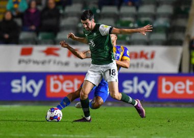 Plymouth Argyle (18) orta saha oyuncusu Finn Azaz (18), 25 Ekim 202 'de Plymouth Argyle ile Shrewsbury Town arasında oynanan Sky Bet 1 karşılaşmasında topu koruyor ve faul yapıyor.