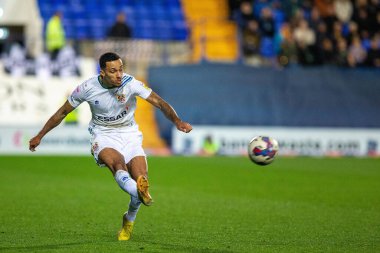 Tranmere Rovers 'dan Josh Dacres-Cogley 25 Ekim 202' de İngiltere, Birkenhead 'deki Prenton Park' ta oynanan Sky Bet 2 karşılaşmasında topu geçti.