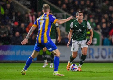 Plymouth Argyle orta saha oyuncusu Jordan Houghton (4), 25 Ekim 202 tarihinde İngiltere 'nin Plymouth, Plymouth kentinde oynanan Sky Bet 1 karşılaşmasında pas arıyor.