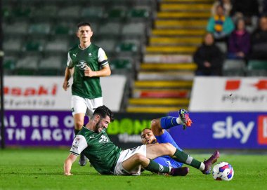 Plymouth Argyle (18) orta saha oyuncusu Finn Azaz (18), 25 Ekim 202 'de Plymouth Argyle ile Shrewsbury Town arasında oynanan Sky Bet 1 karşılaşmasında topu koruyor ve faul yapıyor.