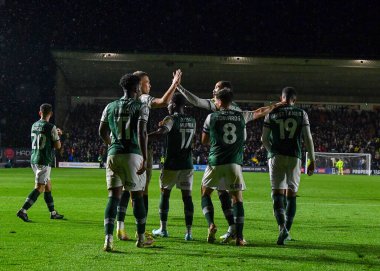 GoAL Plymouth Argyle forveti Niall Ennis (11), 25 Ekim 202 tarihinde Plymouth Argyle 'a karşı Shrewsbury Town' da oynanan Sky Bet 1 karşılaşmasında takım arkadaşlarıyla 2-1 kazanma golünü kutluyor.