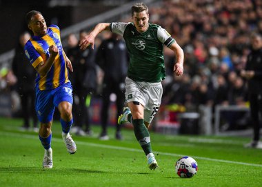Plymouth Argyle orta saha oyuncusu Conor Grant (15) ve Shrewsbury Town orta saha oyuncusu Elliott Bennett (17), Sky Bet League 1 karşılaşmasında Plymouth Argyle 'a karşı Shrewsbury Town, Home Park, Plymouth, İngiltere, 25 Ekim 202