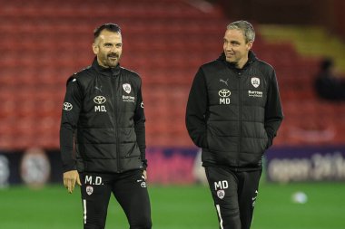 Martin Devaney ve Michael Duff Barnsley FC 'nin teknik direktörü maç öncesi ısınma sırasında Sky Bet 1 maçından önce Barnsley Lincoln City' e karşı Oakwell, Barnsley, İngiltere, 25 Ekim 202