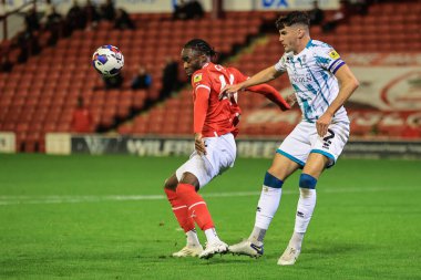 Barnsley 'den Devante Cole # 44, Lincoln City' den Regan Poole # 2 'yi Sky Bet 1 maçında durdurdu. Barnsley, Lincoln City' ye karşı Oakwell, Barnsley, Birleşik Krallık, 25 Ekim 202