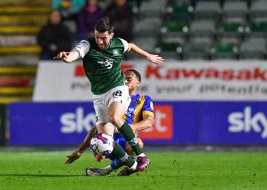 Plymouth Argyle (18) orta saha oyuncusu Finn Azaz (18), 25 Ekim 202 'de Plymouth Argyle ile Shrewsbury Town arasında oynanan Sky Bet 1 karşılaşmasında topu koruyor ve faul yapıyor.