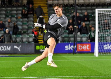 Plymouth Argyle kalecisi Michael Cooper (1), 25 Ekim 202 'de İngiltere' nin Plymouth kentinde oynanan Sky Bet 1 karşılaşmasında ısınma turunda Plymouth Argyle ile Shrewsbury Town karşılaşacak.