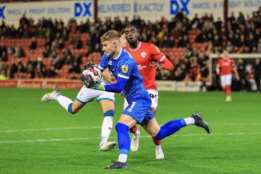 Lincoln City 'den Carl Rushworth topu Barnsley' den 44 numaralı Devante Cole 'un Sky Bet 1 maçı sırasında Oakwell, Barnsley, Birleşik Krallık' ta Lincoln City 'e karşı oynadığı maçta topladı.
