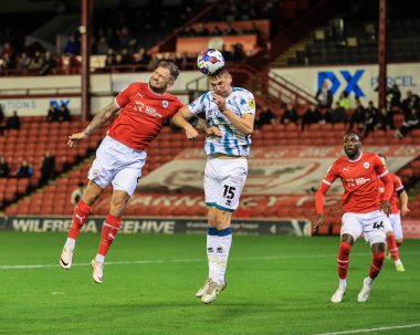 Lincoln City 'den Paudie O' Connor 25 Ekim 202 'de Oakwell, Barnsley, İngiltere' de oynanan Sky Bet 1 maçında James Norwood # 9 of Barnsley maçında liderliği aldı.
