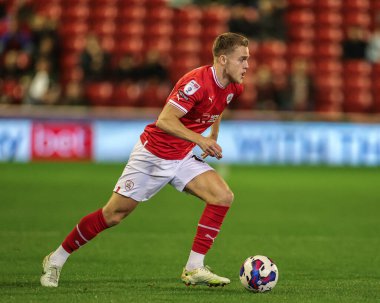 Barnsley 'den Josh Benson 25 Ekim 202' de Oakwell, Barnsley 'de oynanan Sky Bet 1 maçında topu aldı.