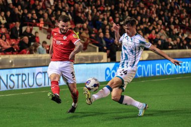 Barnsley 'den Tom Edwards topu geçiyor. Lincoln City' nin 24 numaralı Sean Roughan maçı sırasında Oakwell, Barnsley Lincoln City 'e karşı 25 Ekim 202